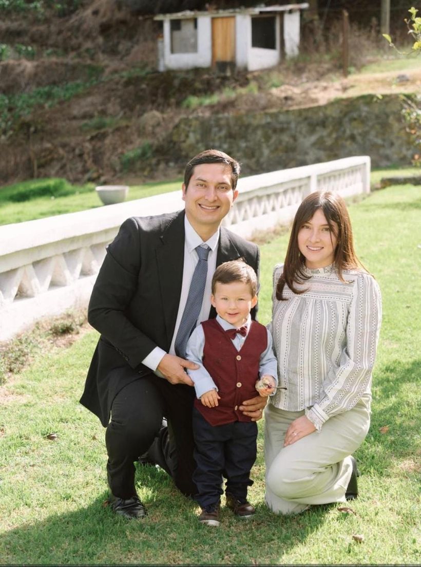 Cody Guamán Lozada con su esposa y su hijo en Chambo